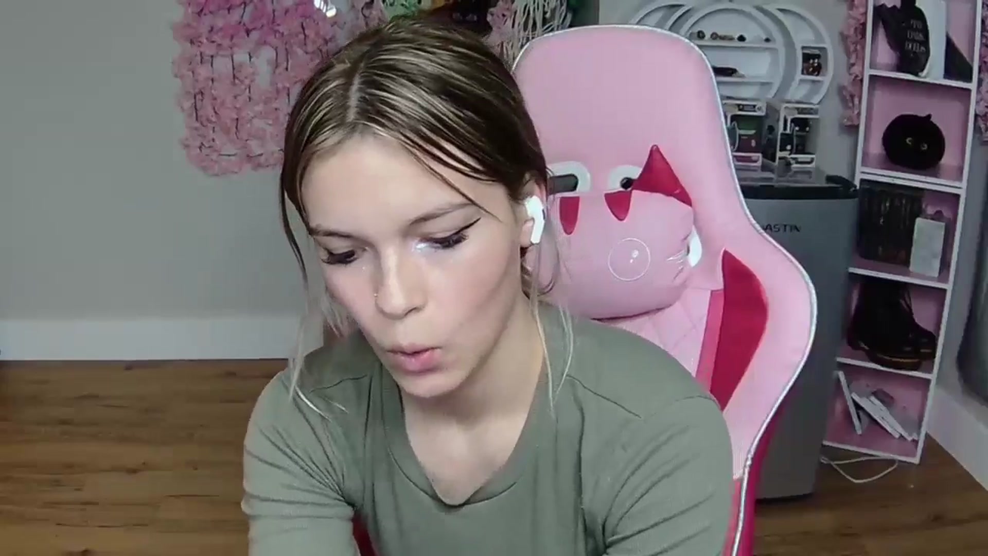 Gallery image thumbnail from Sarahsweets18's myfreecams stream on, 06/04/2024, 04:02 image 12 of 20