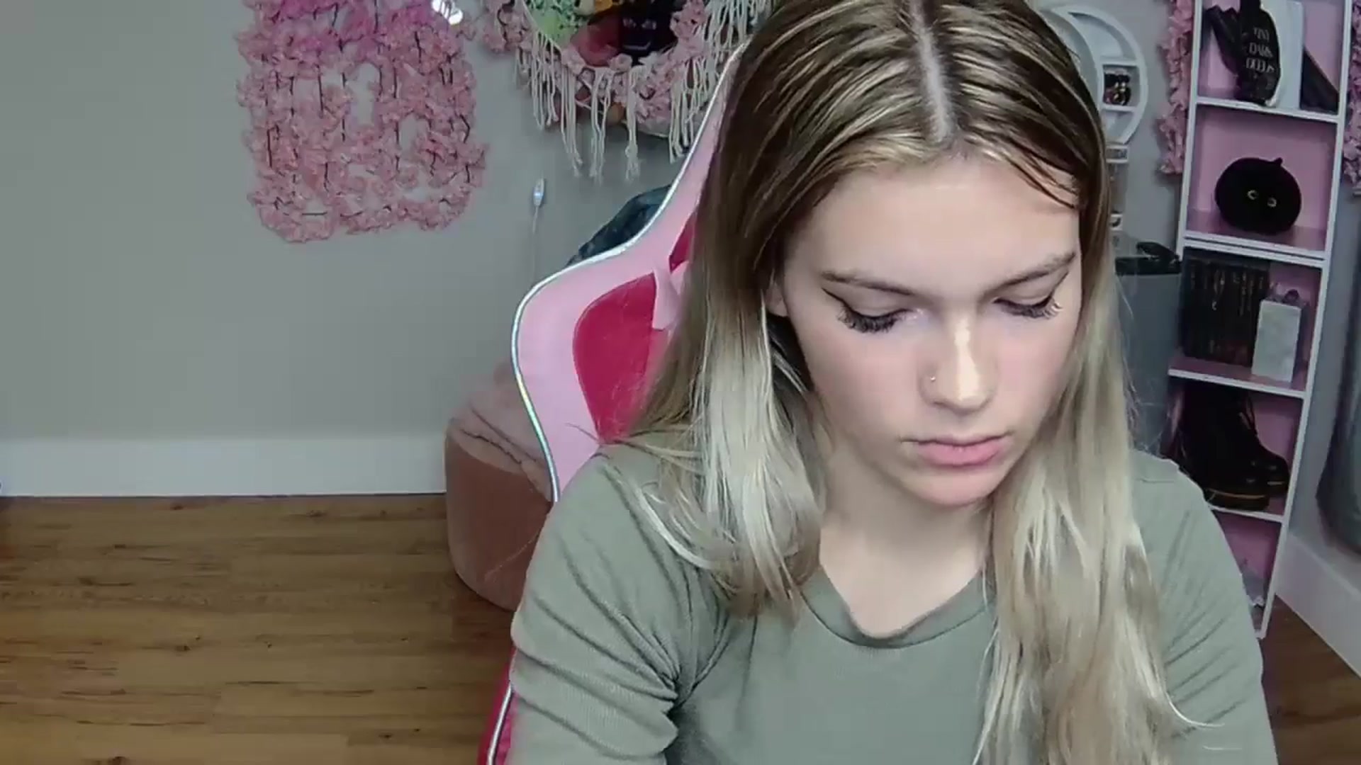 Gallery image thumbnail from Sarahsweets18's myfreecams stream on, 06/04/2024, 04:02 image 17 of 20