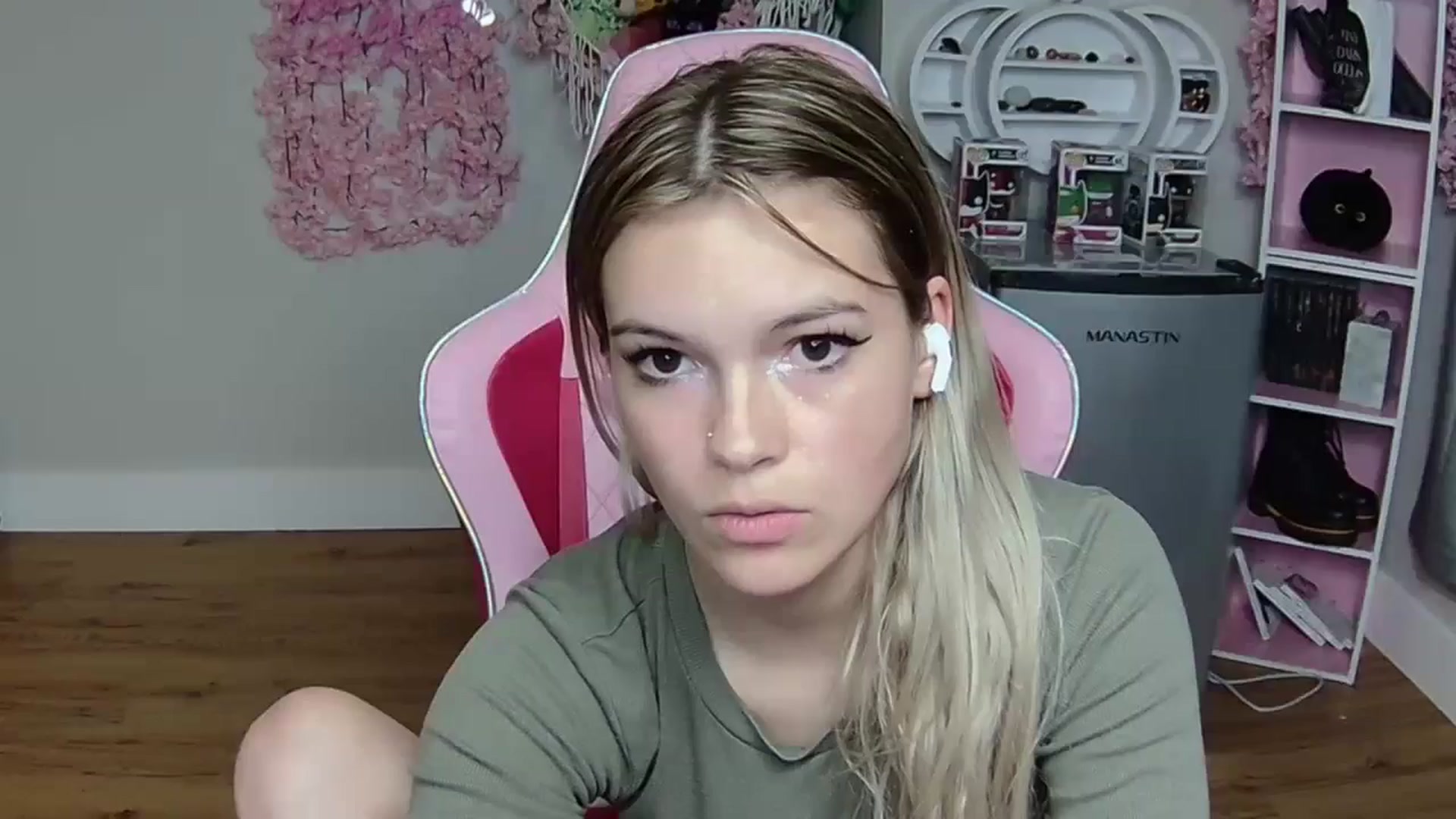 Gallery image thumbnail from Sarahsweets18's myfreecams stream on, 06/04/2024, 04:02 image 20 of 20