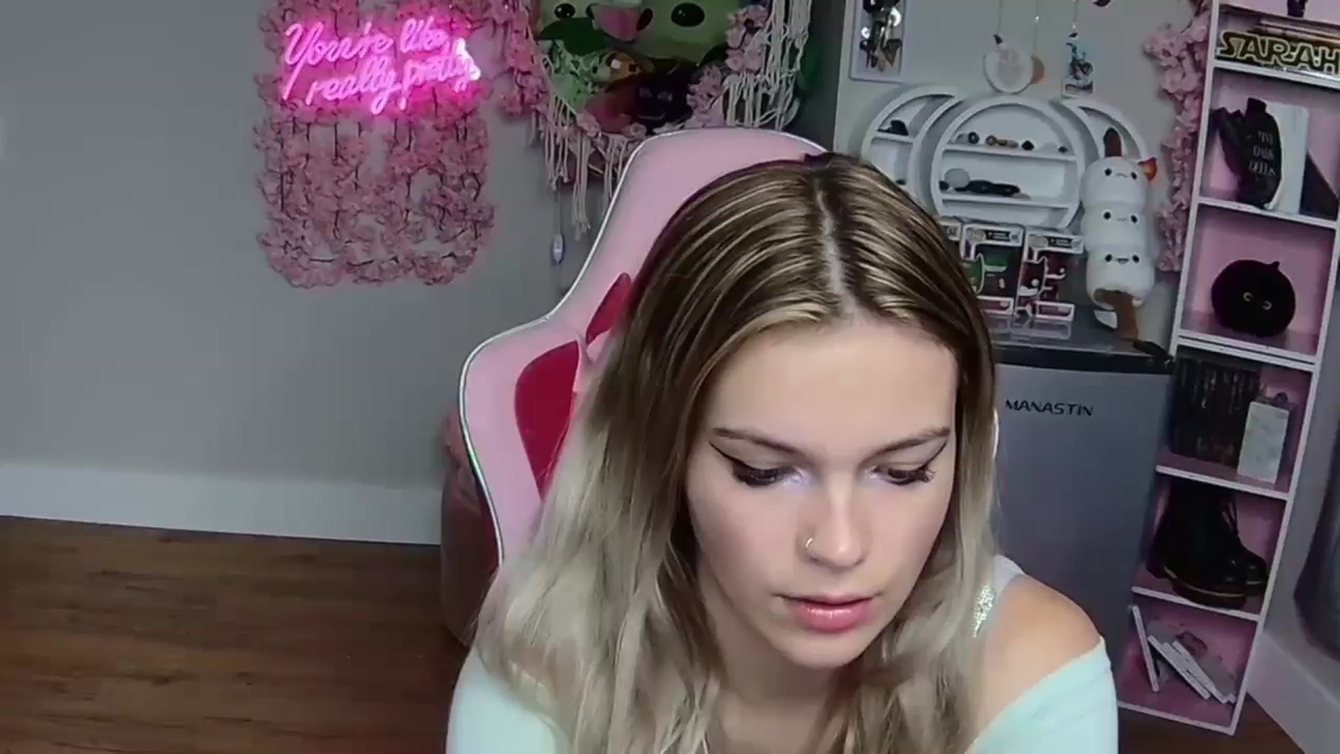 Gallery image thumbnail from Sarahsweets18's myfreecams stream on, 06/10/2024, 05:52 image 2 of 20