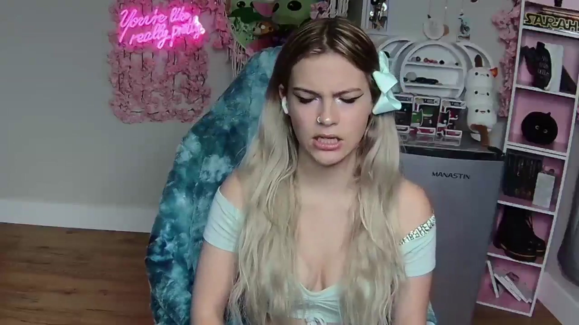 Gallery image thumbnail from Sarahsweets18's myfreecams stream on, 06/10/2024, 06:44 image 18 of 20