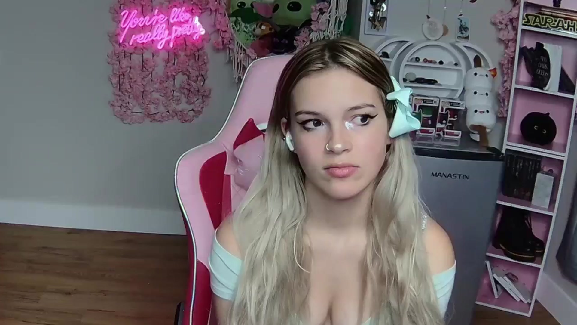 Gallery image thumbnail from Sarahsweets18's myfreecams stream on, 06/10/2024, 06:44 image 1 of 20