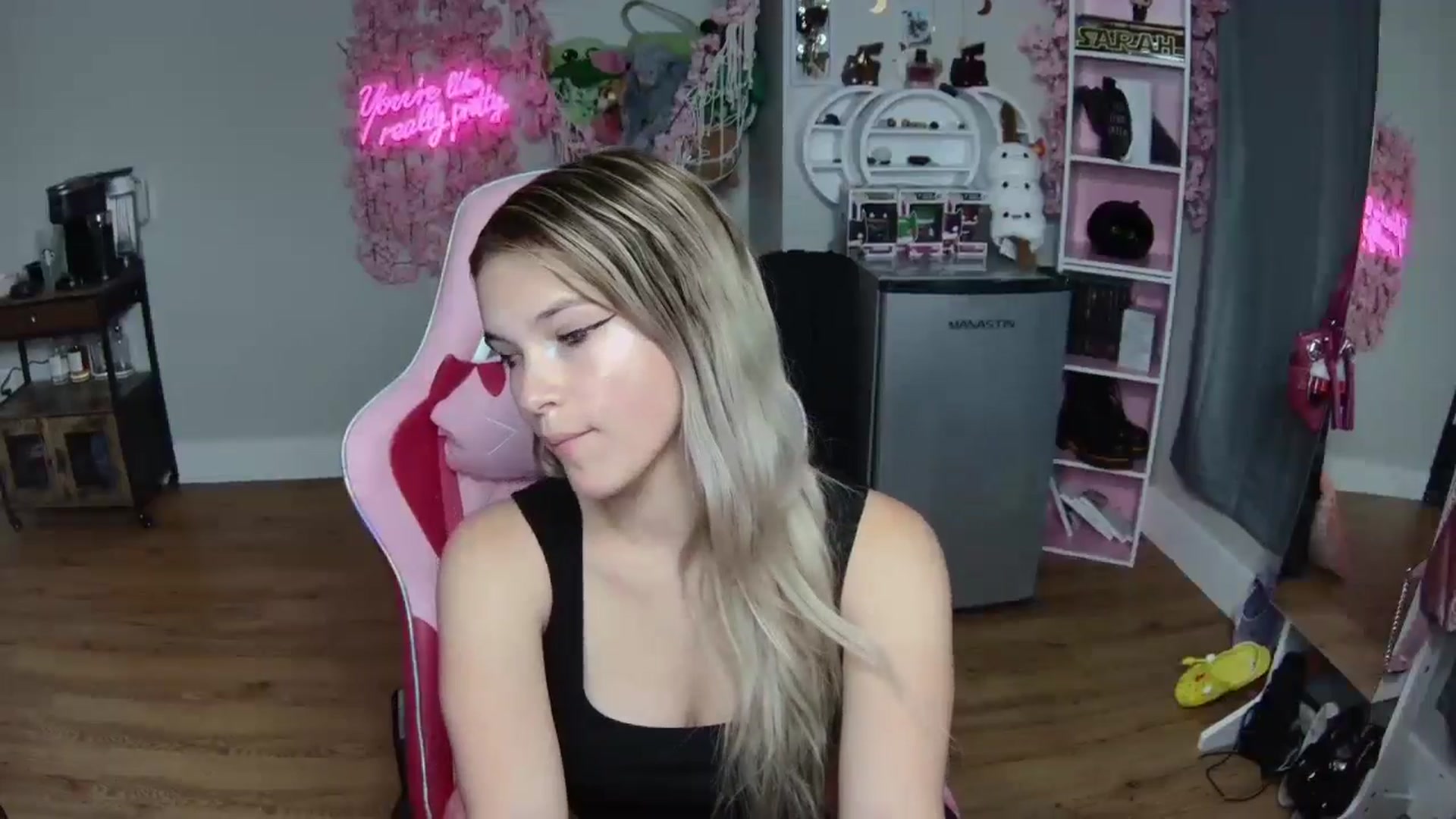 Gallery image thumbnail from Sarahsweets18's myfreecams stream on, 06/14/2024, 08:15 image 13 of 20
