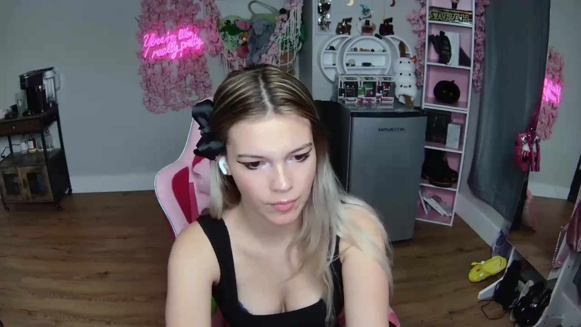 Gallery image thumbnail from Sarahsweets18's myfreecams stream on, 06/14/2024, 08:15 image 4 of 20