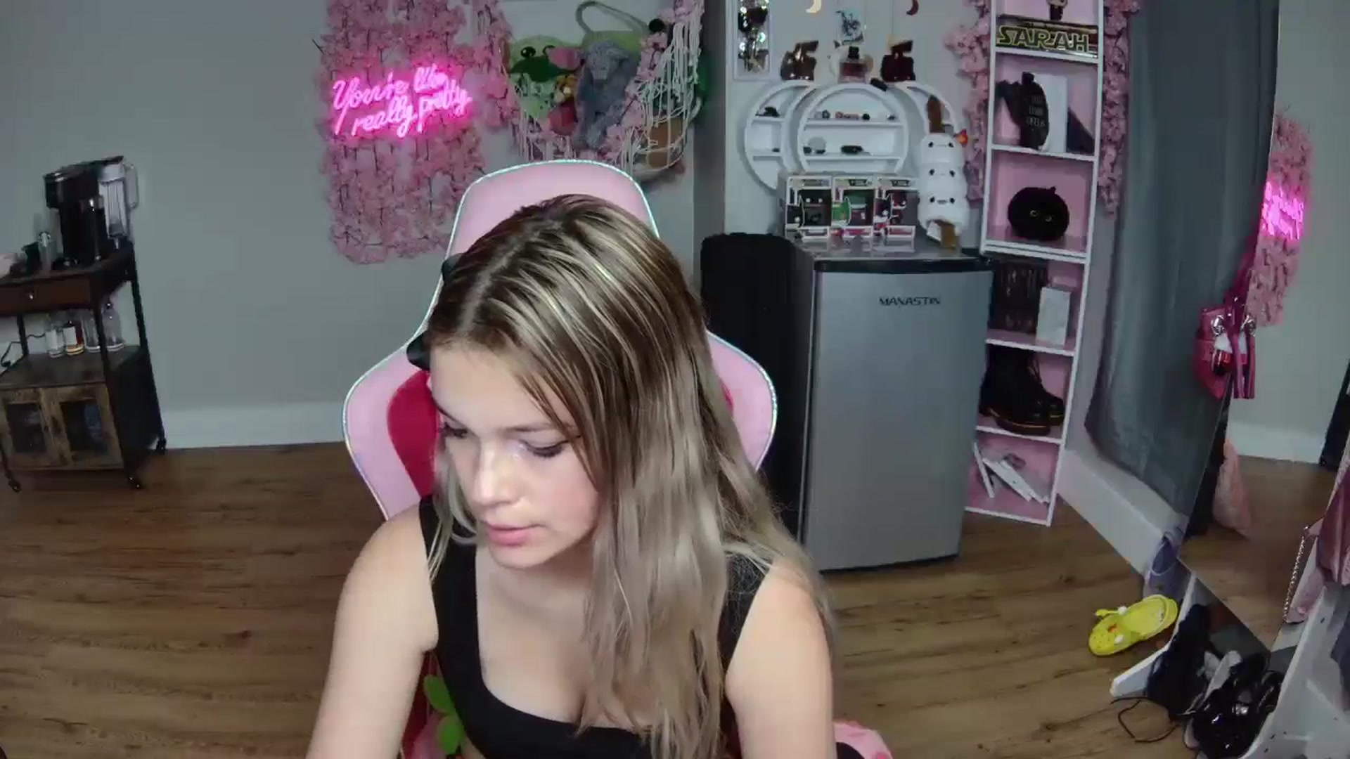 Gallery image thumbnail from Sarahsweets18's myfreecams stream on, 06/14/2024, 08:15 image 17 of 20