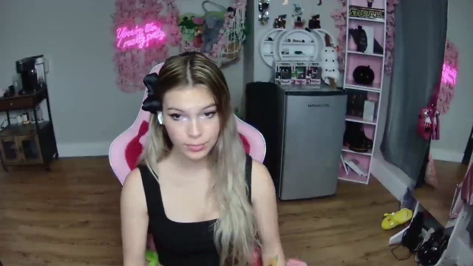 Gallery image thumbnail from Sarahsweets18's myfreecams stream on, 06/14/2024, 08:15 image 16 of 20