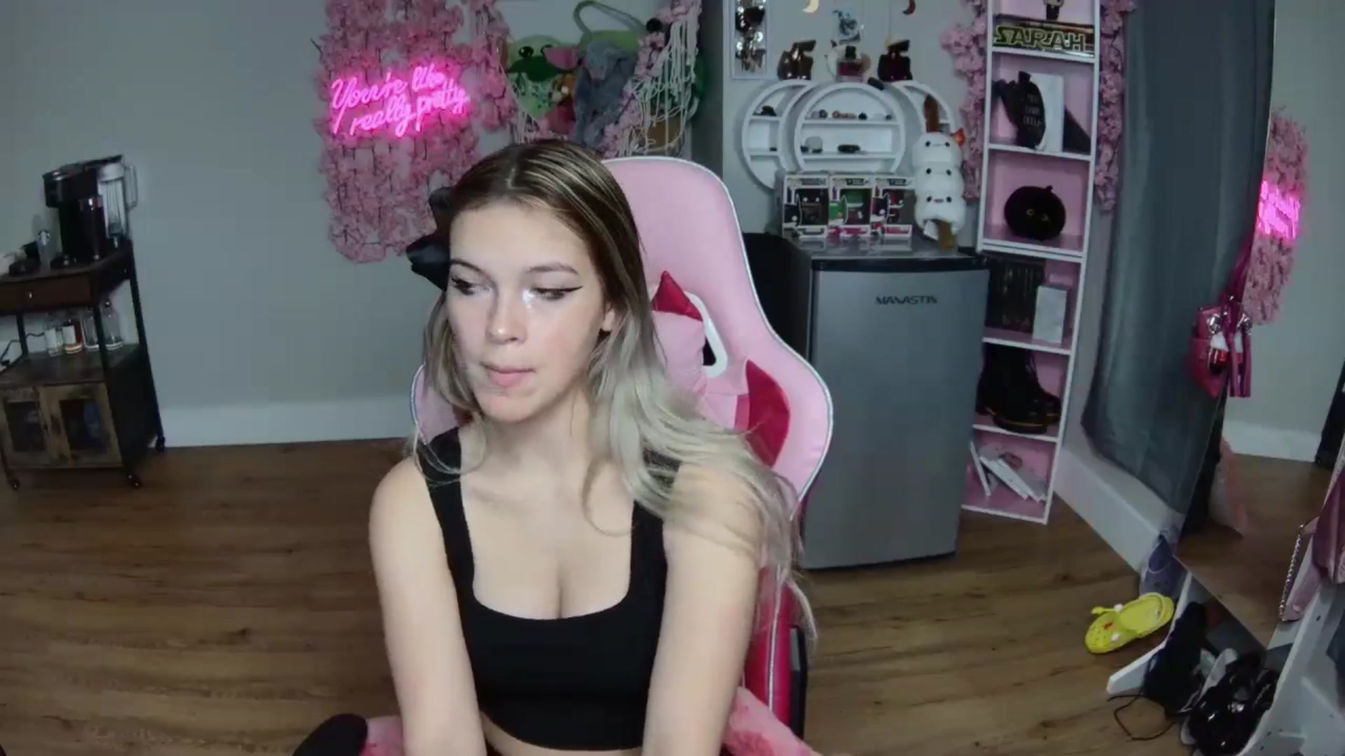 Gallery image thumbnail from Sarahsweets18's myfreecams stream on, 06/14/2024, 08:15 image 18 of 20