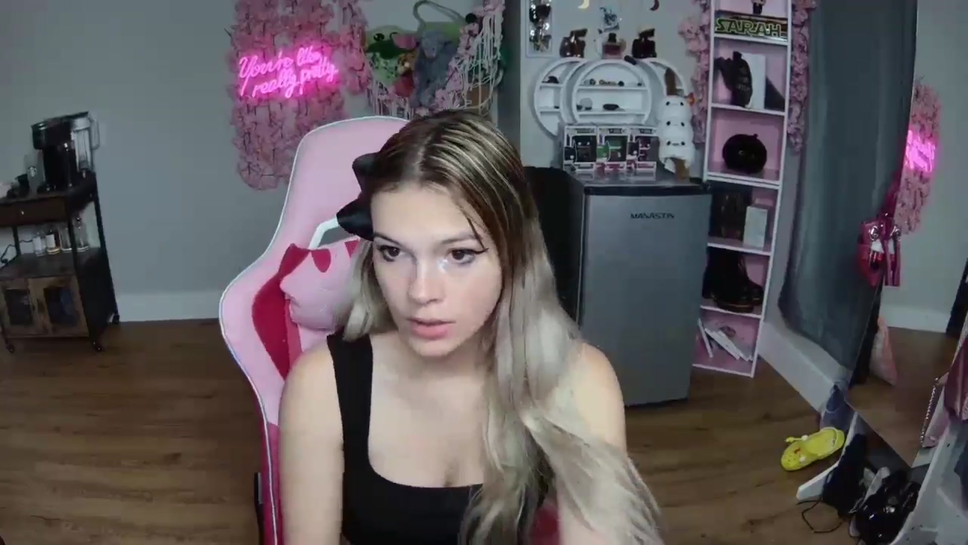 Gallery image thumbnail from Sarahsweets18's myfreecams stream on, 06/14/2024, 08:15 image 15 of 20