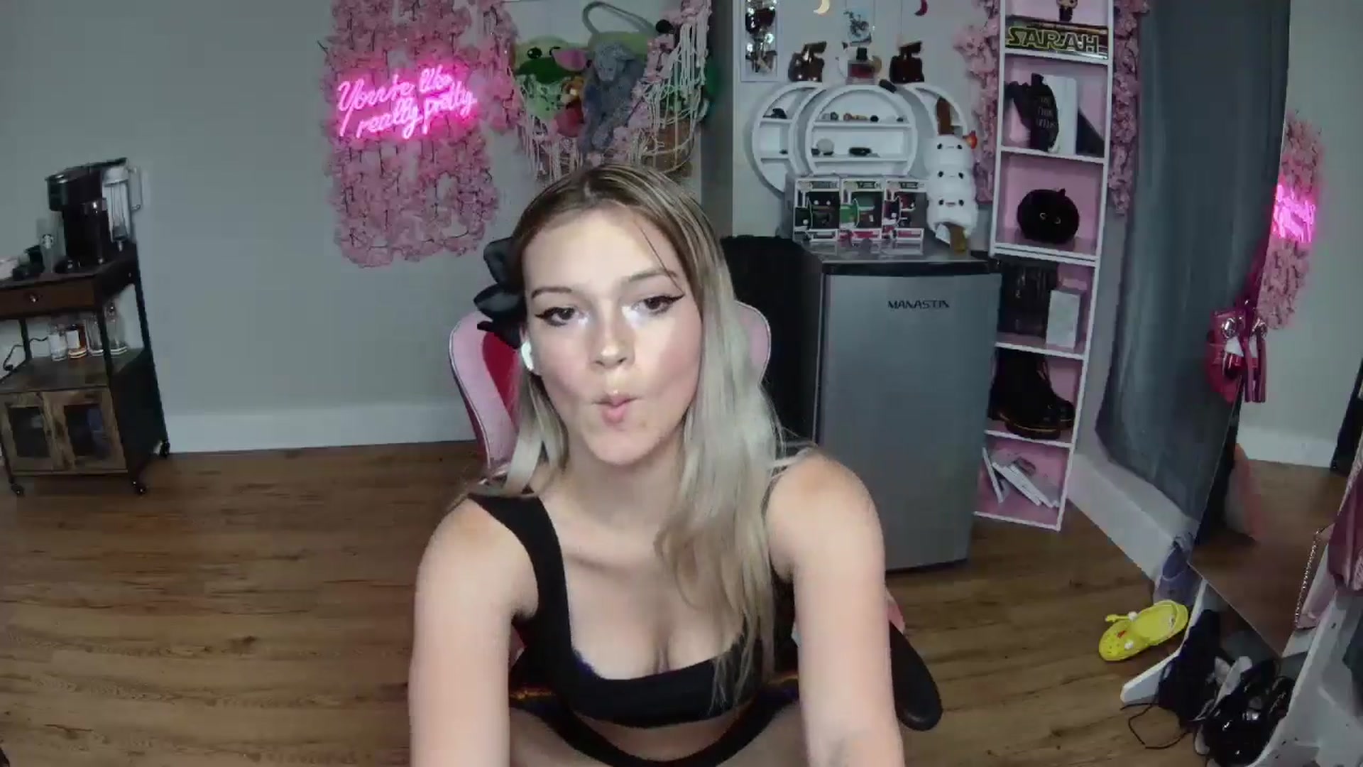 Gallery image thumbnail from Sarahsweets18's myfreecams stream on, 06/14/2024, 08:15 image 2 of 20