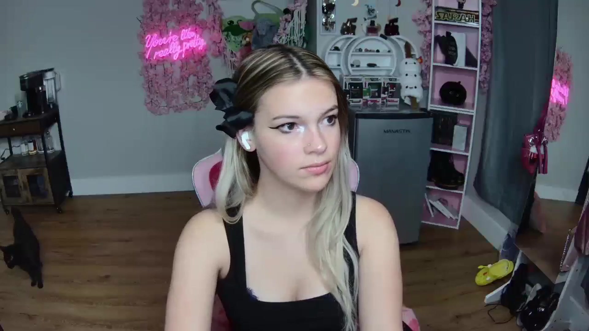 Gallery image thumbnail from Sarahsweets18's myfreecams stream on, 06/14/2024, 08:15 image 8 of 20