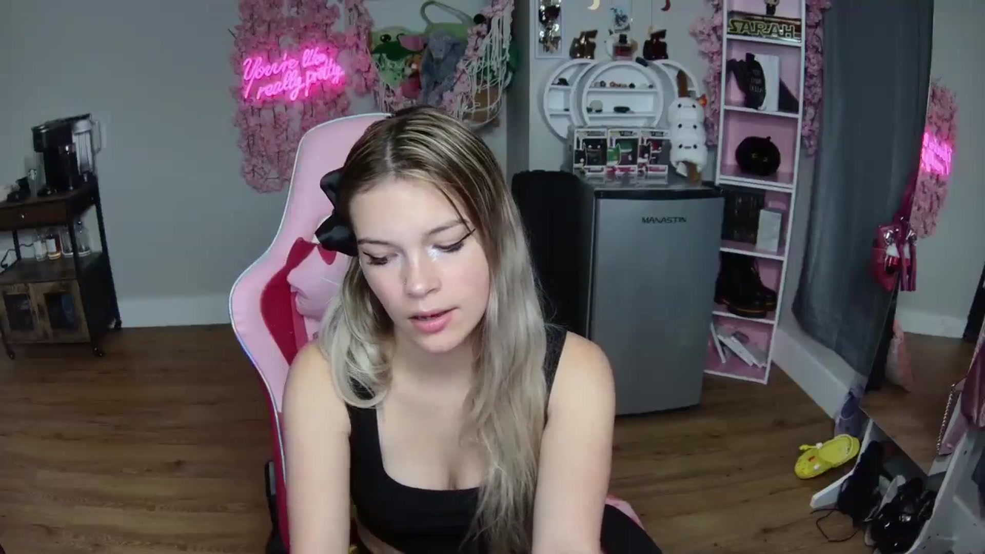 Gallery image thumbnail from Sarahsweets18's myfreecams stream on, 06/14/2024, 08:15 image 12 of 20