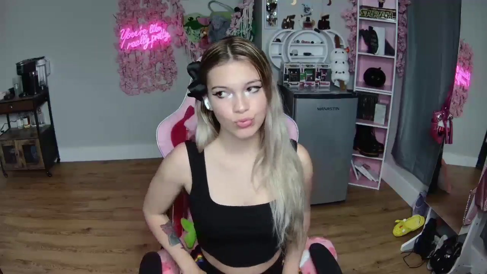 Gallery image thumbnail from Sarahsweets18's myfreecams stream on, 06/14/2024, 08:15 image 10 of 20