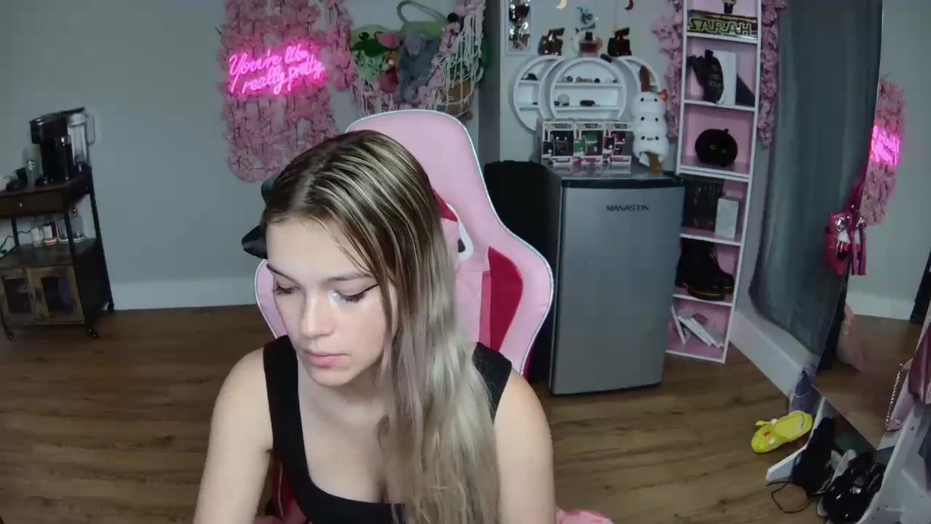 Gallery image thumbnail from Sarahsweets18's myfreecams stream on, 06/14/2024, 08:15 image 19 of 20