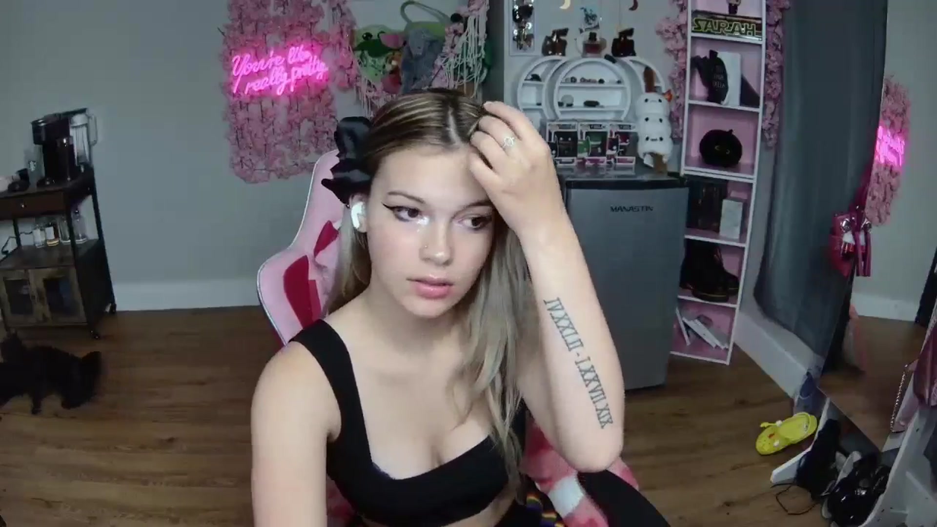 Gallery image thumbnail from Sarahsweets18's myfreecams stream on, 06/14/2024, 08:15 image 3 of 20