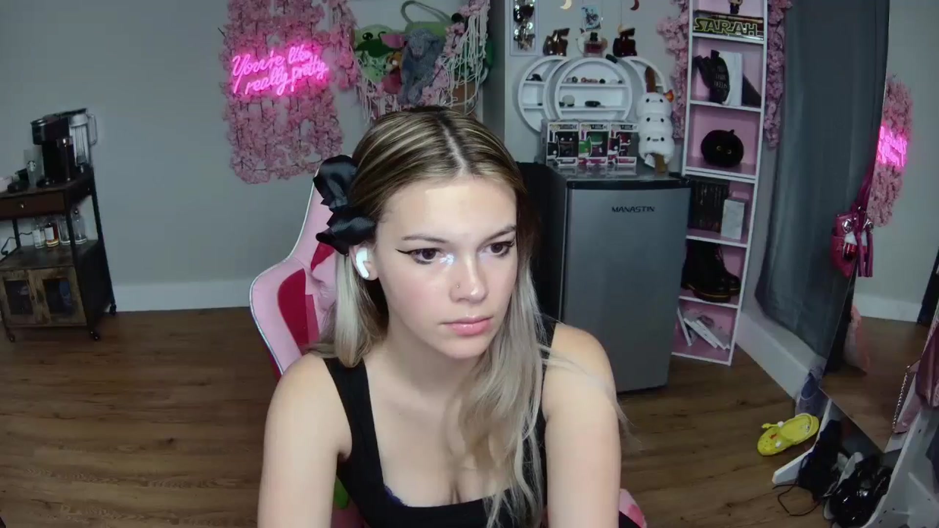 Gallery image thumbnail from Sarahsweets18's myfreecams stream on, 06/14/2024, 08:15 image 6 of 20
