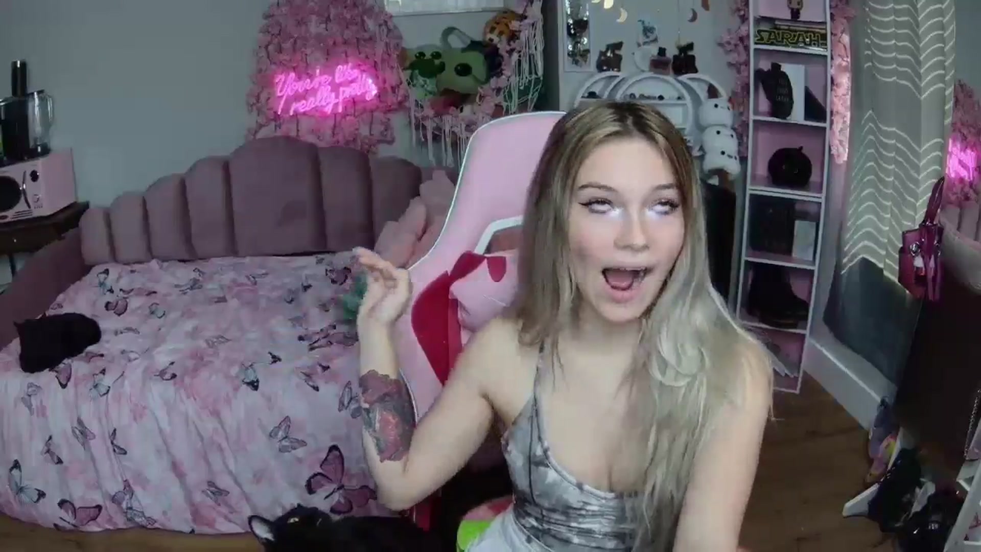 Gallery image thumbnail from Sarahsweets18's myfreecams stream on, 06/23/2024, 16:33 image 16 of 20