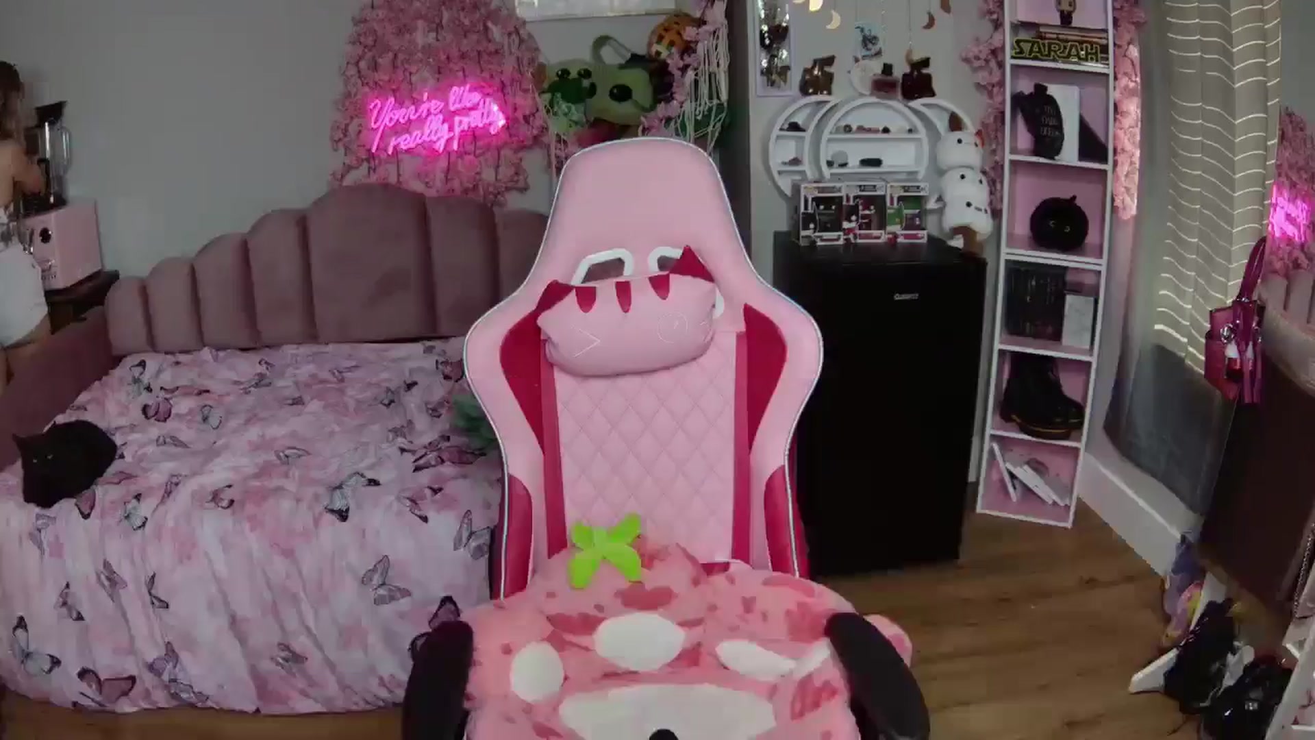 Gallery image thumbnail from Sarahsweets18's myfreecams stream on, 06/23/2024, 16:33 image 6 of 20