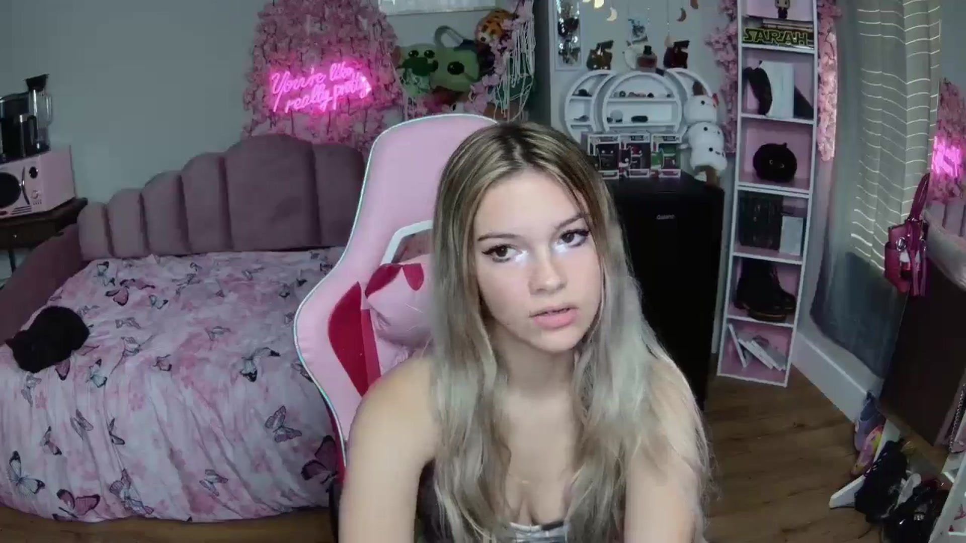 Gallery image thumbnail from Sarahsweets18's myfreecams stream on, 06/23/2024, 16:33 image 3 of 20