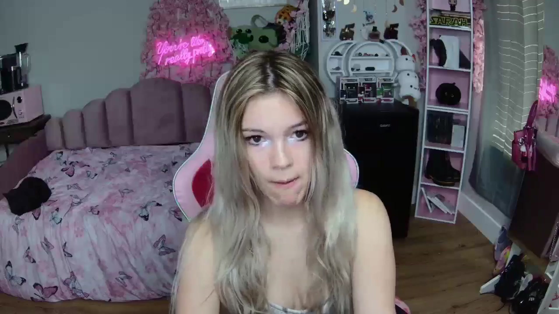 Gallery image thumbnail from Sarahsweets18's myfreecams stream on, 06/23/2024, 16:33 image 2 of 20