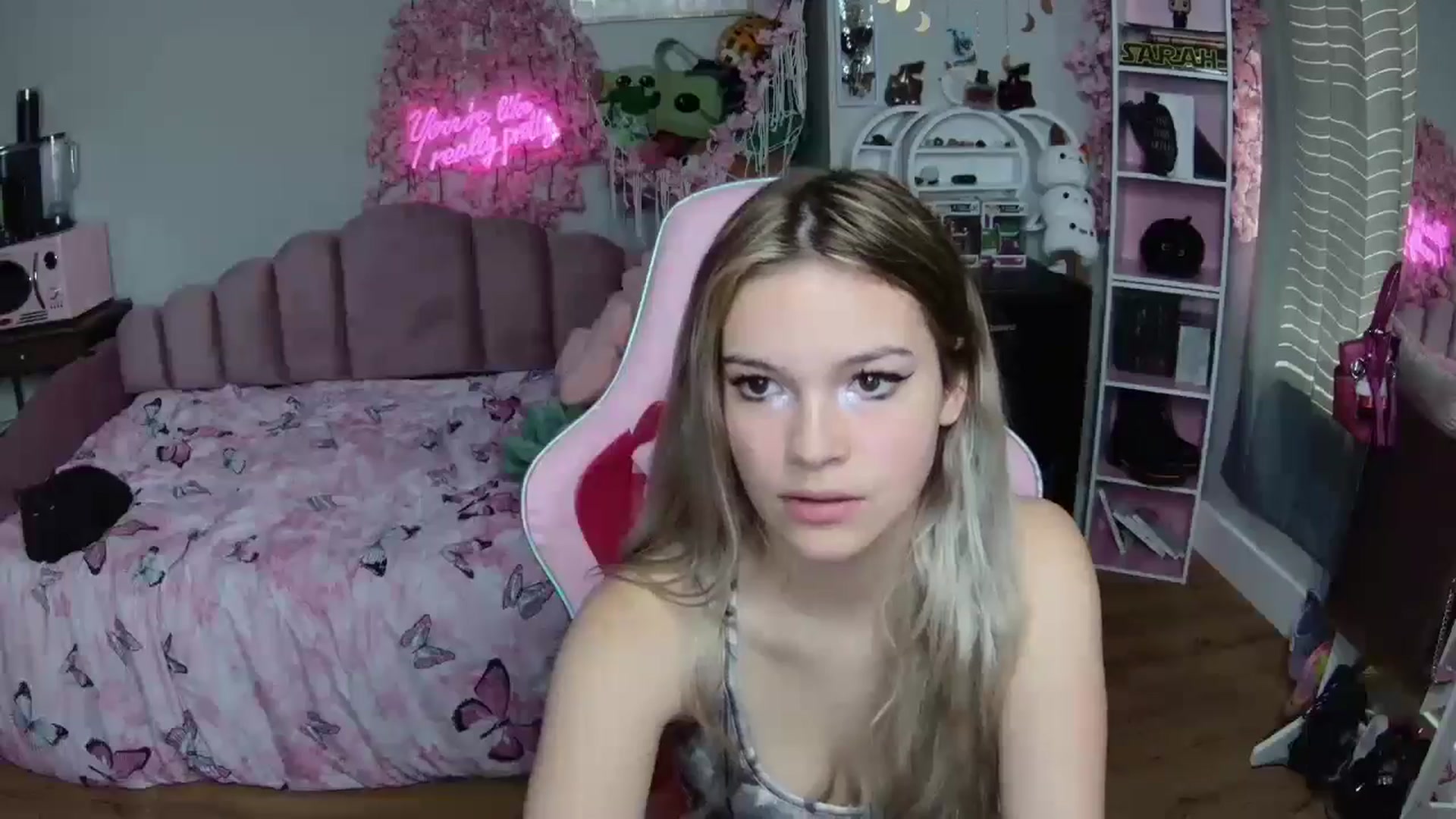 Gallery image thumbnail from Sarahsweets18's myfreecams stream on, 06/23/2024, 16:33 image 7 of 20