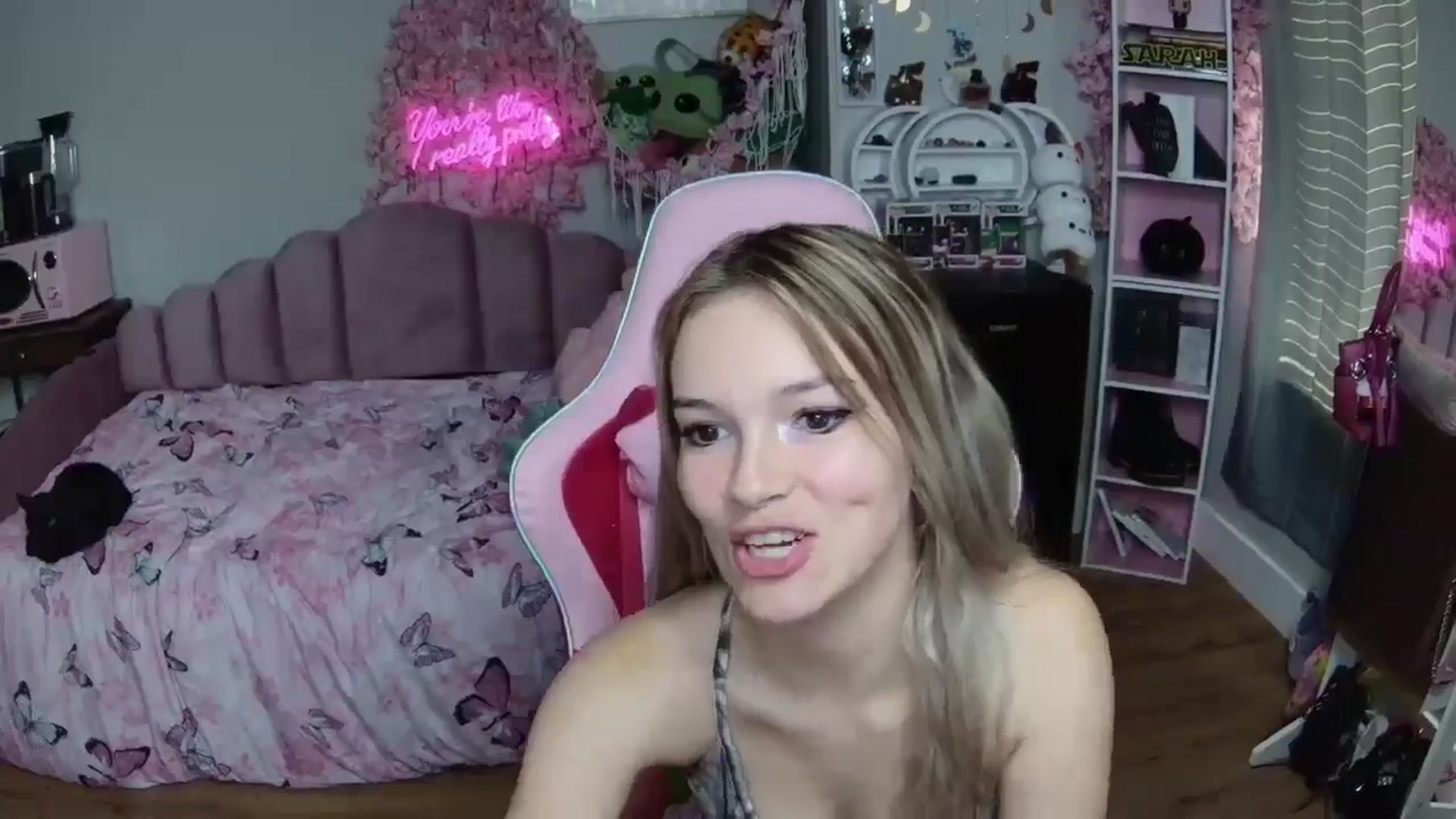 Gallery image thumbnail from Sarahsweets18's myfreecams stream on, 06/23/2024, 16:33 image 5 of 20