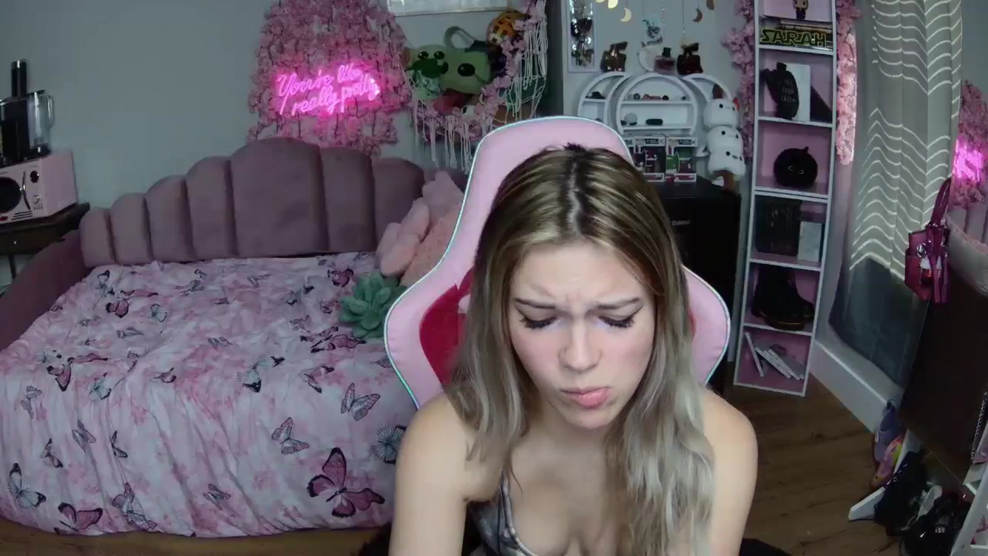 Gallery image thumbnail from Sarahsweets18's myfreecams stream on, 06/23/2024, 16:33 image 15 of 20