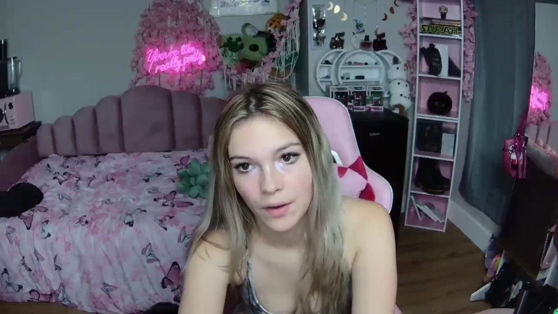 Gallery image thumbnail from Sarahsweets18's myfreecams stream on, 06/23/2024, 21:09 image 8 of 20