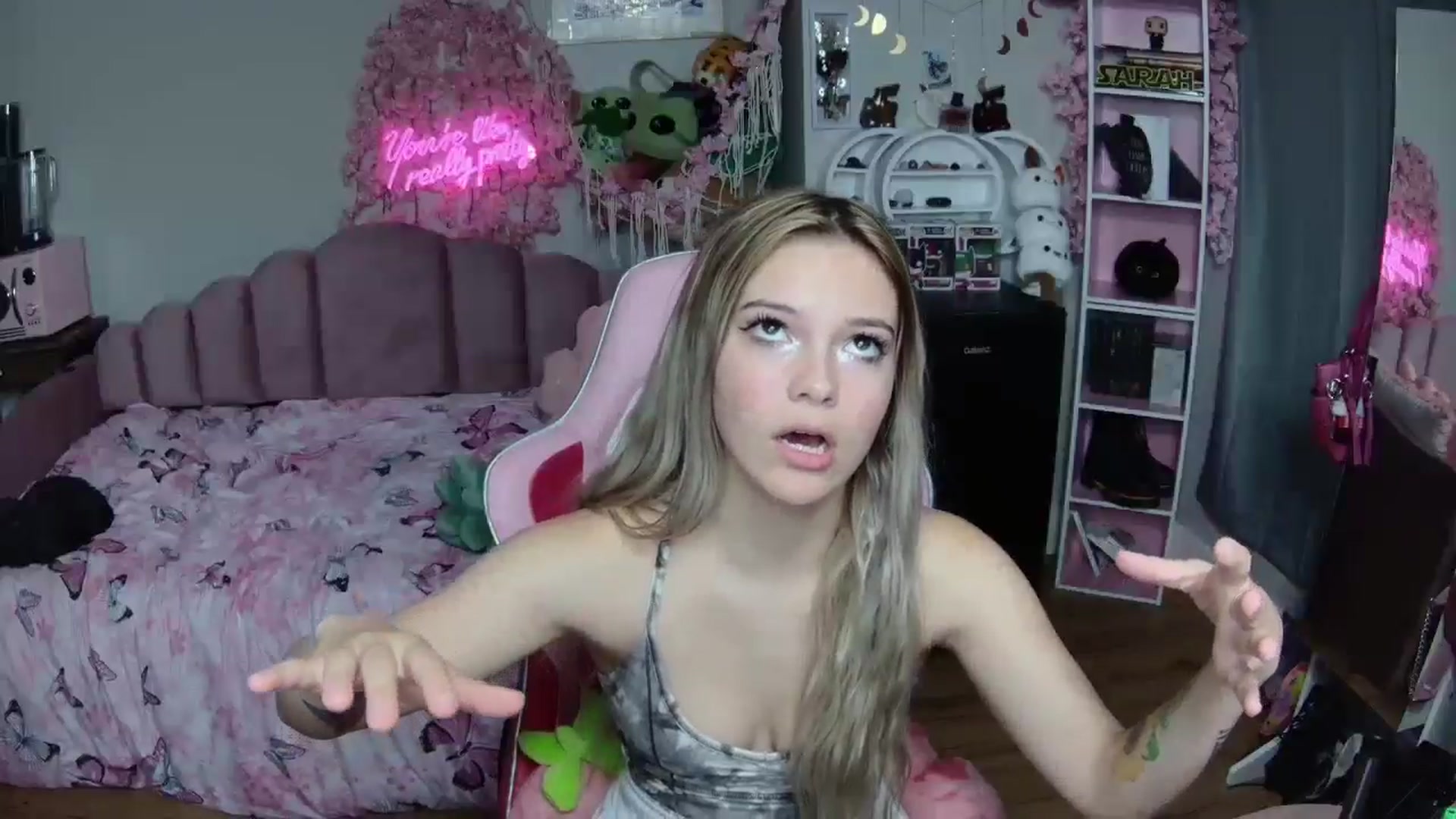 Gallery image thumbnail from Sarahsweets18's myfreecams stream on, 06/23/2024, 21:09 image 5 of 20
