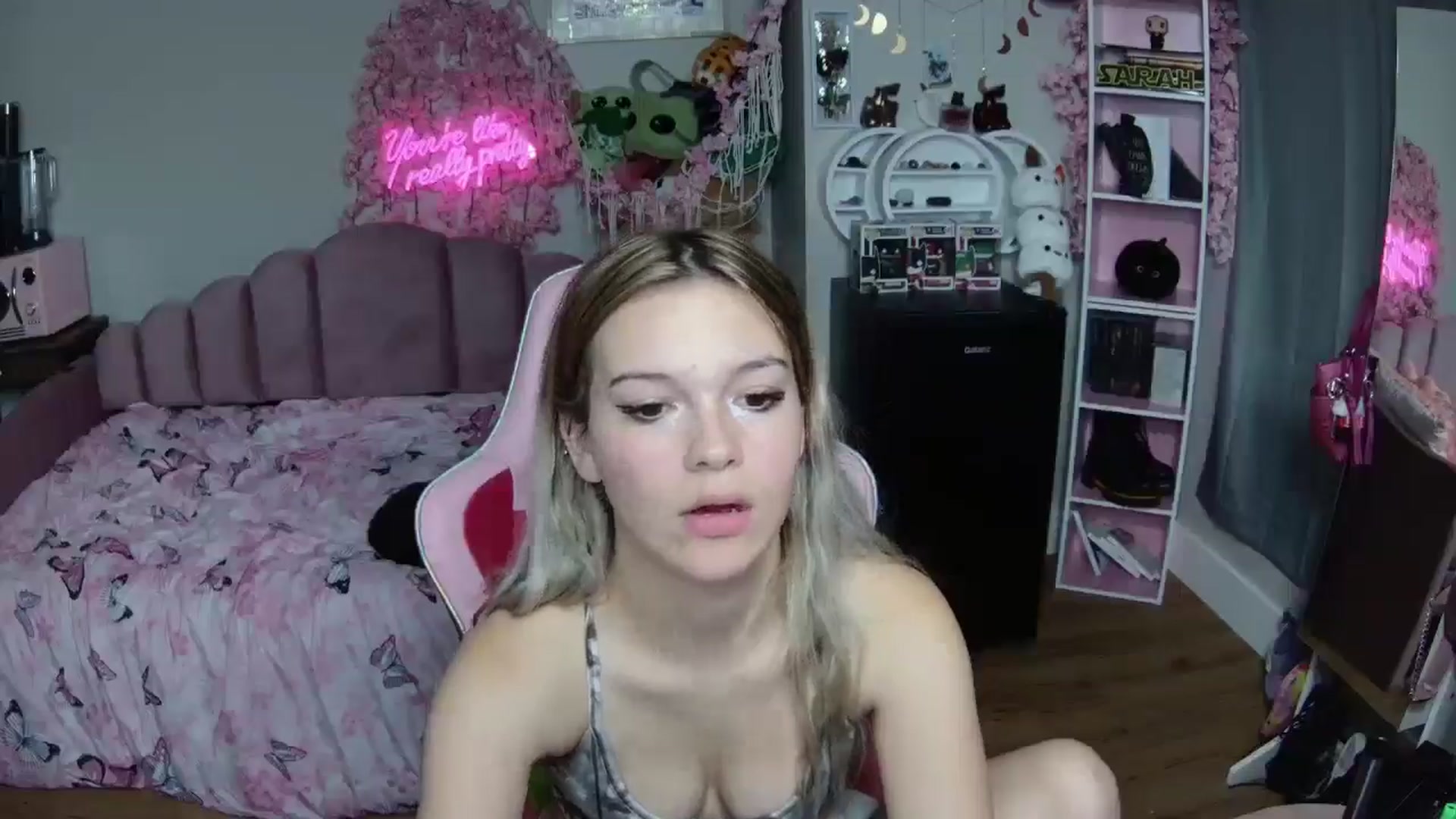 Gallery image thumbnail from Sarahsweets18's myfreecams stream on, 06/23/2024, 21:09 image 20 of 20