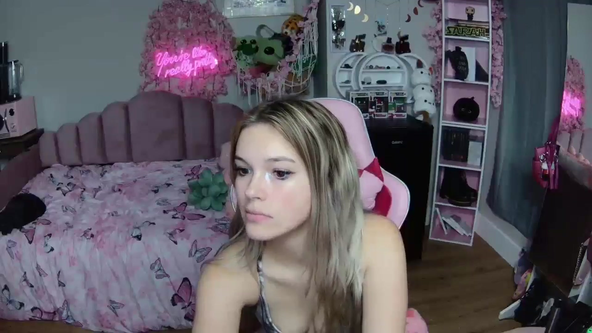Gallery image thumbnail from Sarahsweets18's myfreecams stream on, 06/23/2024, 21:09 image 6 of 20