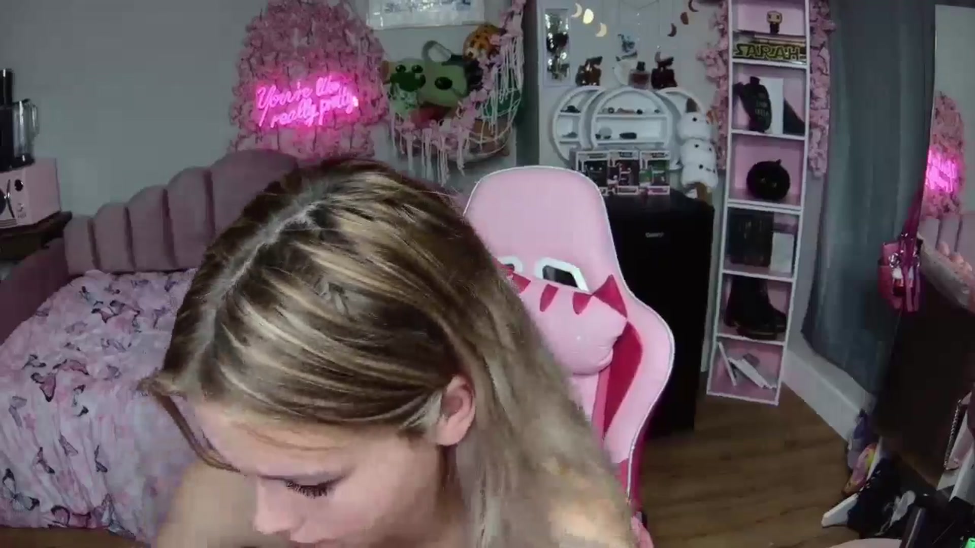 Gallery image thumbnail from Sarahsweets18's myfreecams stream on, 06/23/2024, 21:09 image 18 of 20