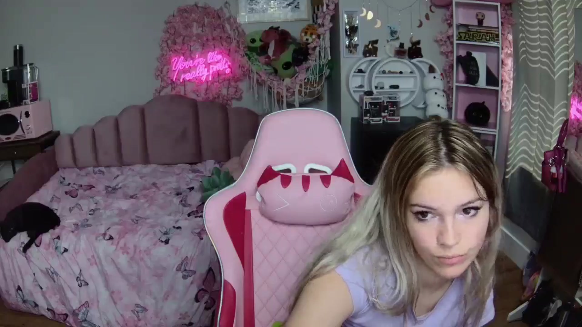 Gallery image thumbnail from Sarahsweets18's myfreecams stream on, 06/24/2024, 16:17 image 15 of 20