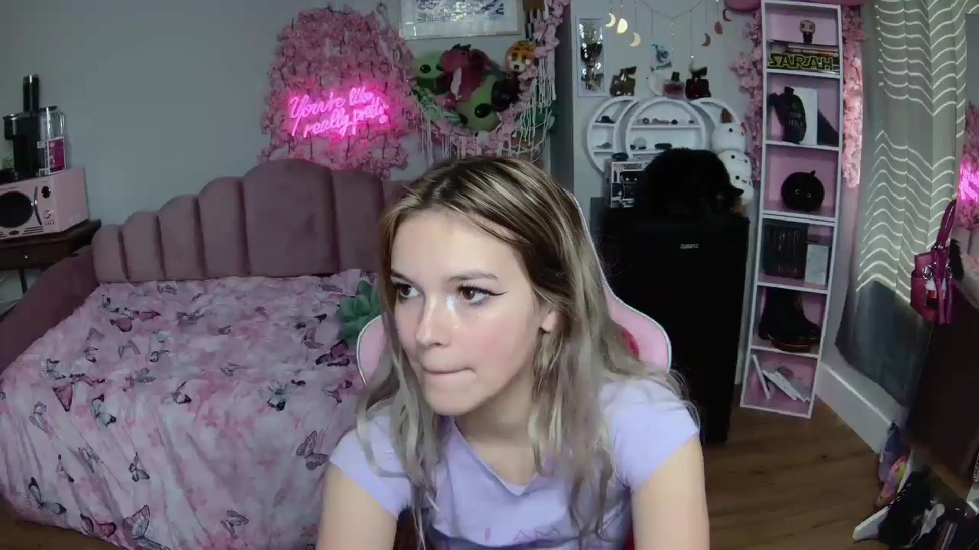 Gallery image thumbnail from Sarahsweets18's myfreecams stream on, 06/24/2024, 16:17 image 4 of 20