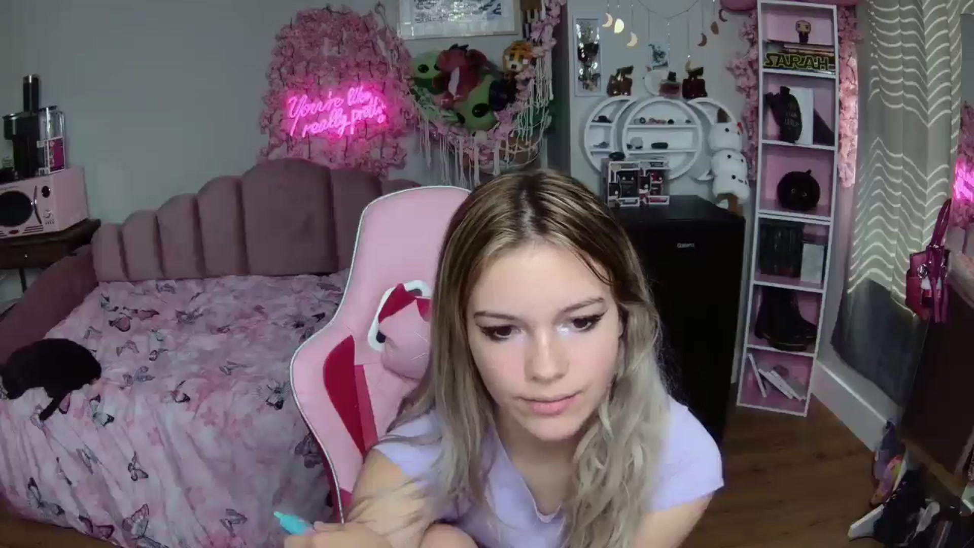 Gallery image thumbnail from Sarahsweets18's myfreecams stream on, 06/24/2024, 16:17 image 12 of 20
