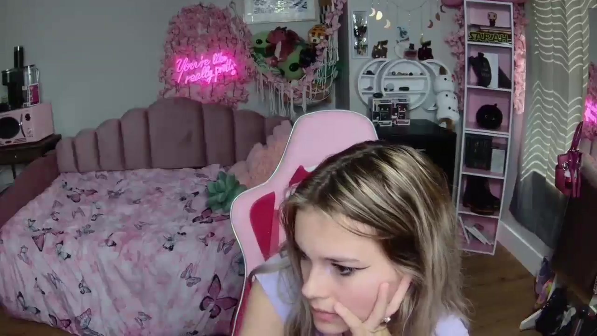 Gallery image thumbnail from Sarahsweets18's myfreecams stream on, 06/24/2024, 16:17 image 7 of 20