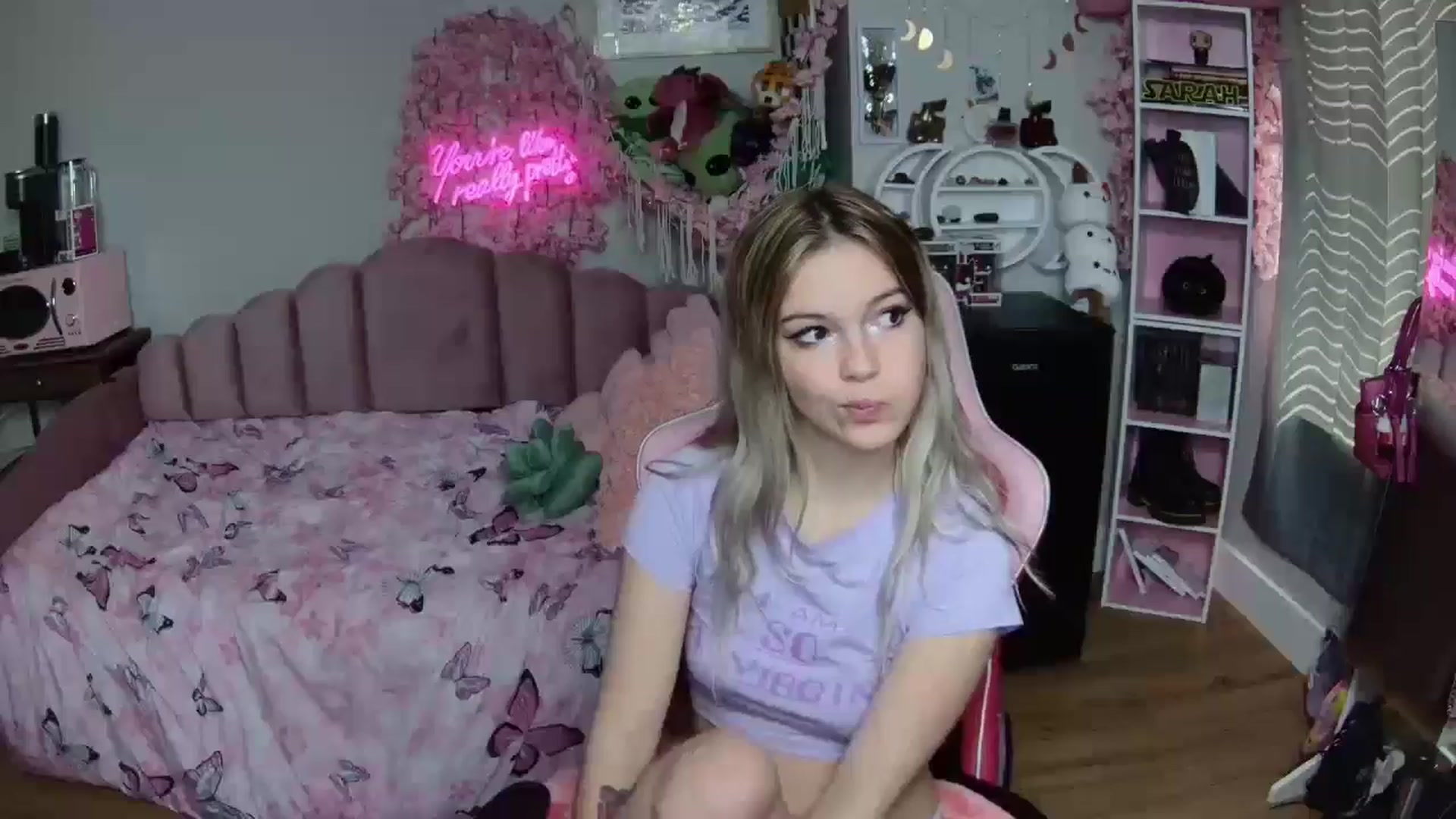 Gallery image thumbnail from Sarahsweets18's myfreecams stream on, 06/24/2024, 16:17 image 1 of 20