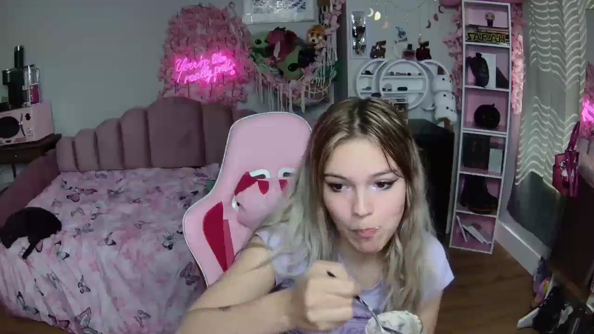 Gallery image thumbnail from Sarahsweets18's myfreecams stream on, 06/24/2024, 16:17 image 18 of 20