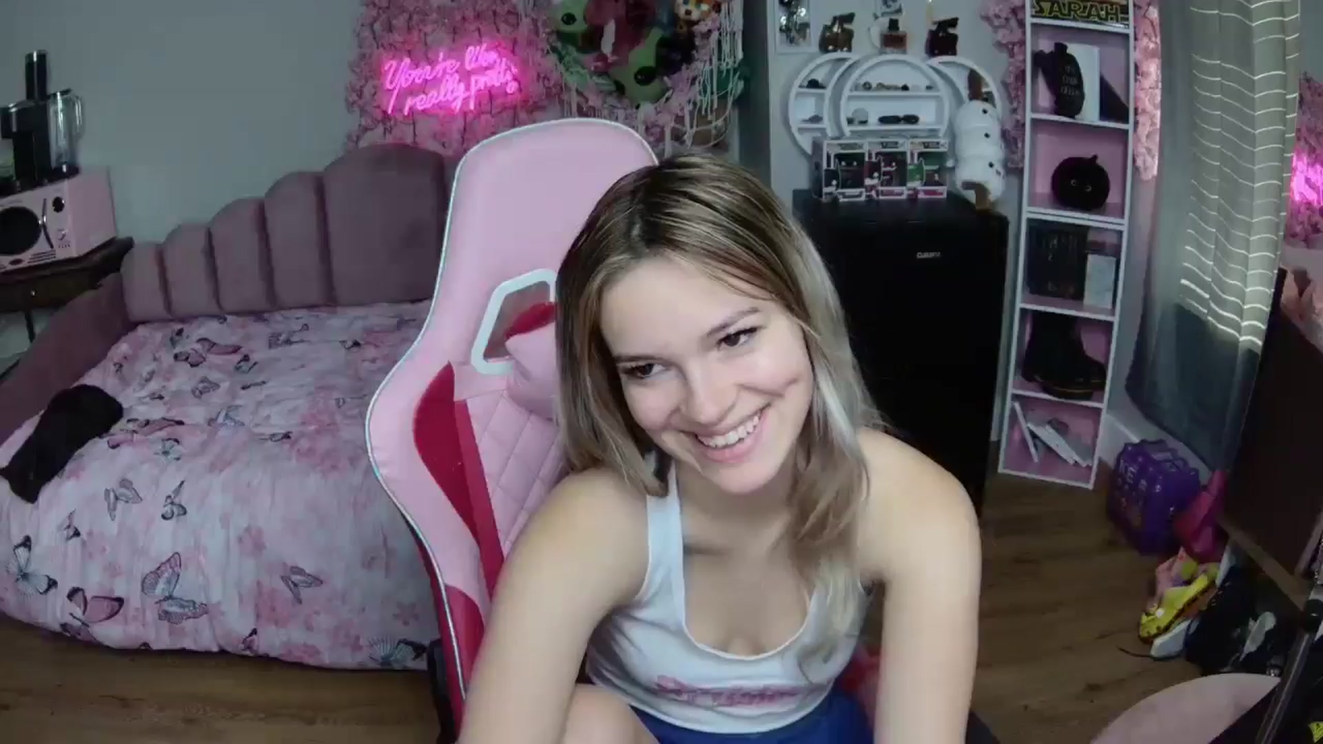Gallery image thumbnail from Sarahsweets18's myfreecams stream on, 06/25/2024, 13:55 image 13 of 20