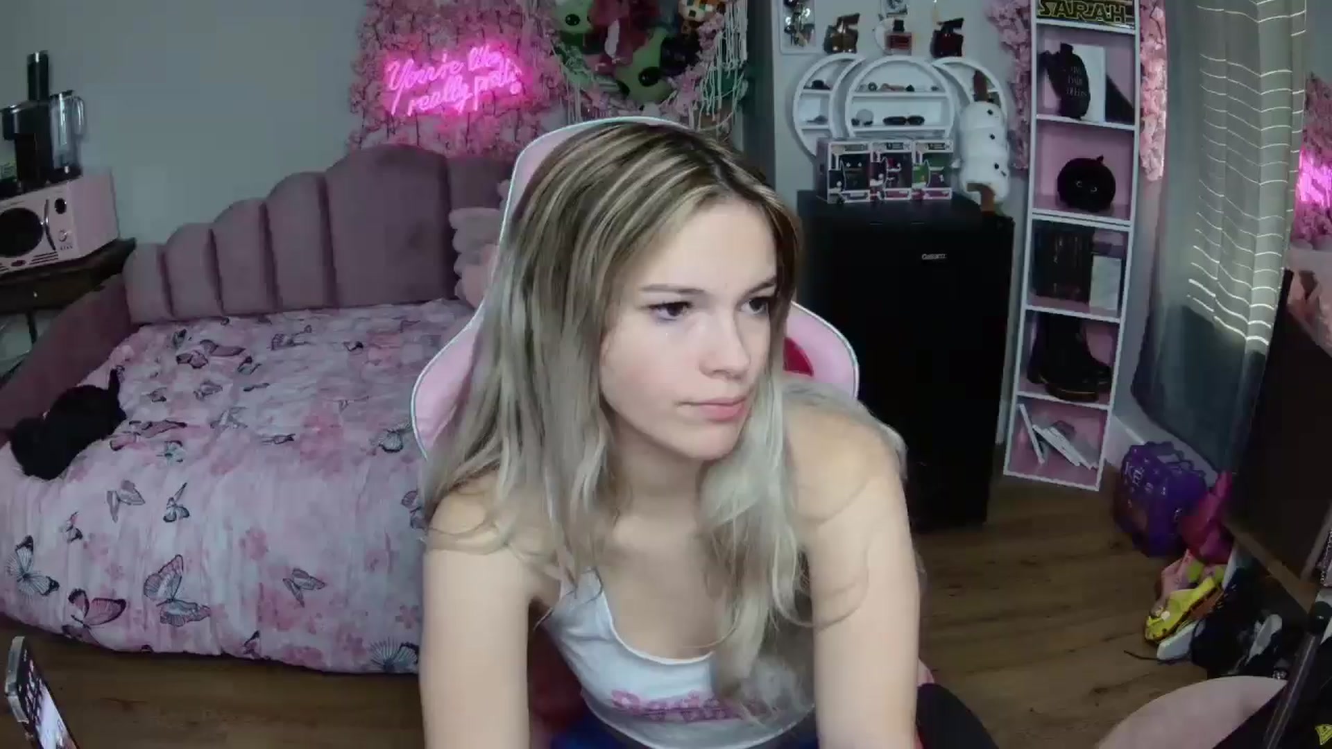 Gallery image thumbnail from Sarahsweets18's myfreecams stream on, 06/25/2024, 13:55 image 3 of 20