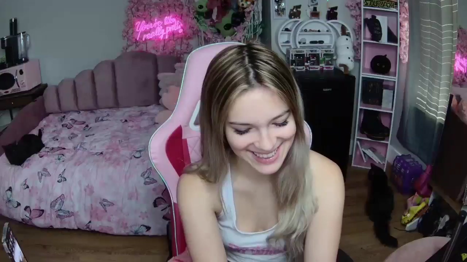 Gallery image thumbnail from Sarahsweets18's myfreecams stream on, 06/25/2024, 13:55 image 1 of 20