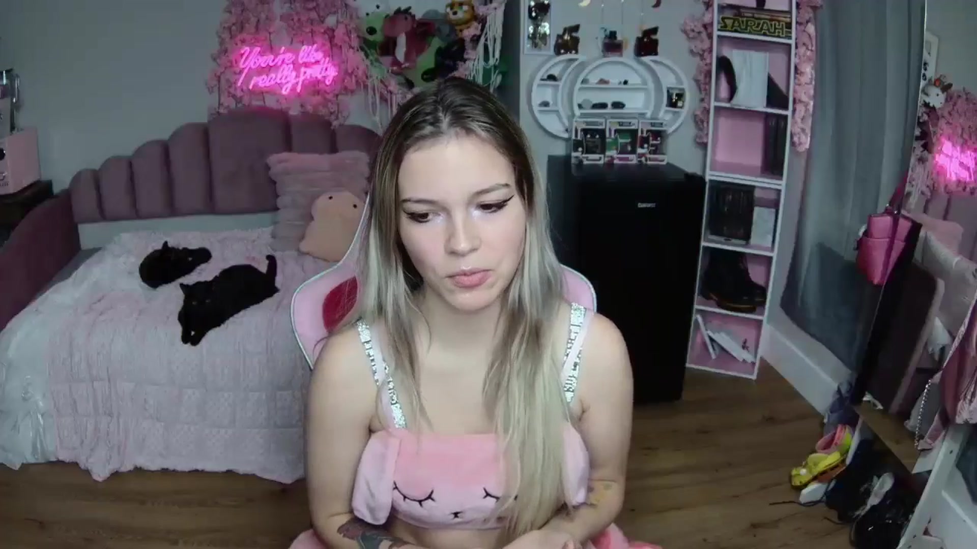 Gallery image thumbnail from Sarahsweets18's myfreecams stream on, 07/02/2024, 19:16 image 9 of 20