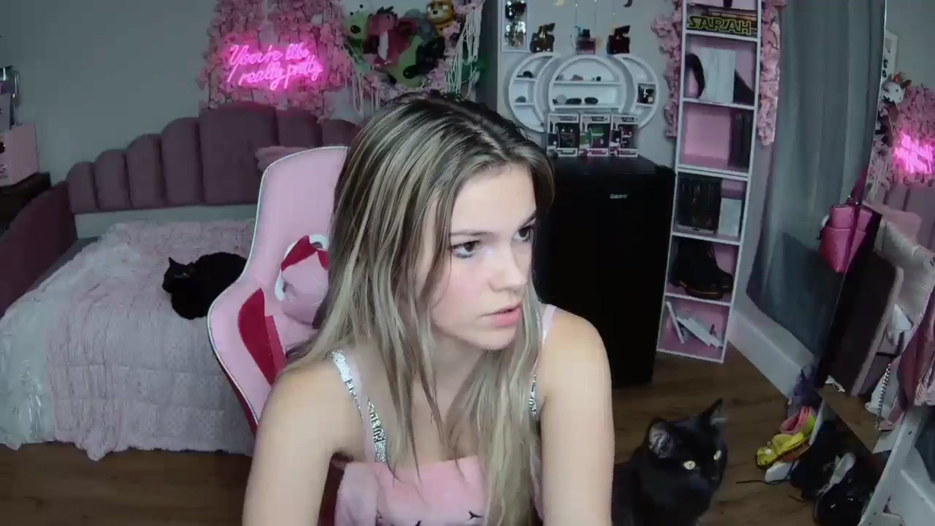 Gallery image thumbnail from Sarahsweets18's myfreecams stream on, 07/02/2024, 19:16 image 16 of 20