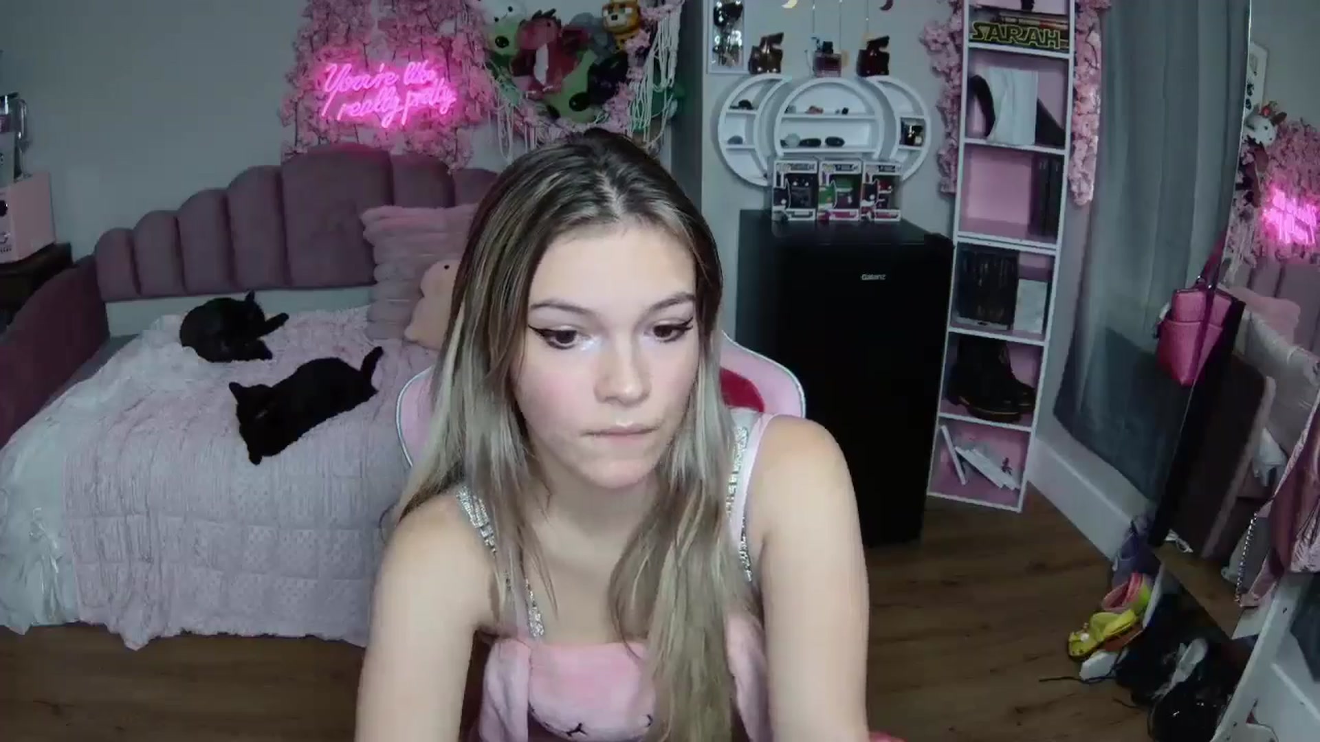 Gallery image thumbnail from Sarahsweets18's myfreecams stream on, 07/02/2024, 19:16 image 10 of 20