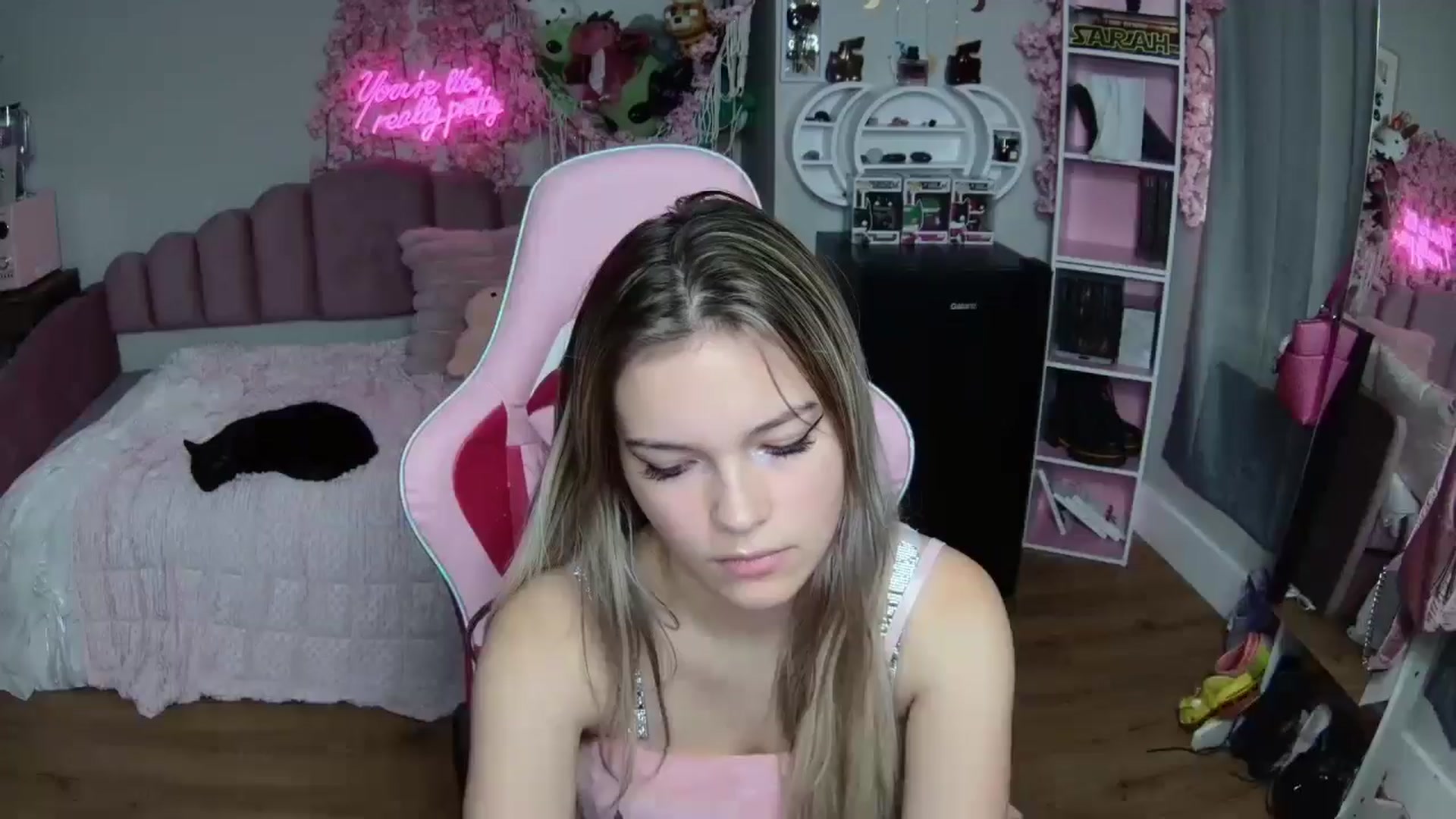 Gallery image thumbnail from Sarahsweets18's myfreecams stream on, 07/02/2024, 19:16 image 6 of 20