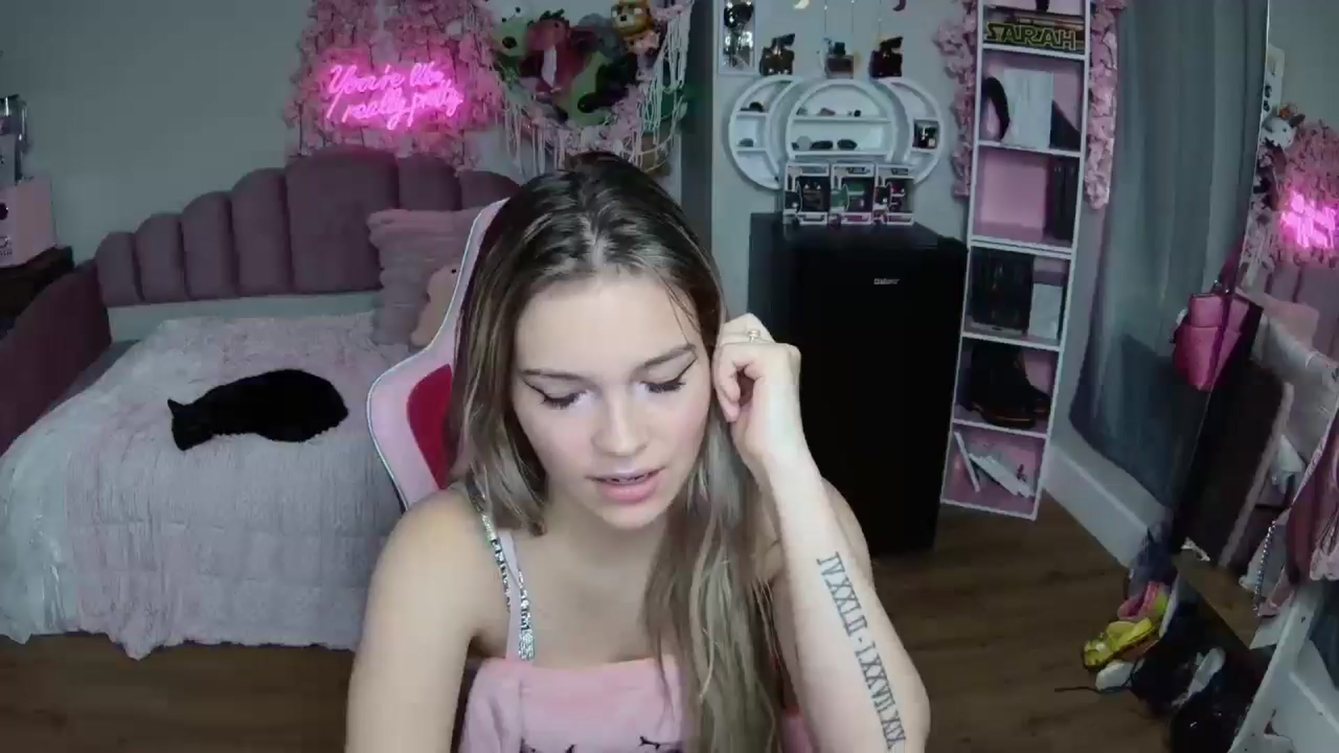 Gallery image thumbnail from Sarahsweets18's myfreecams stream on, 07/02/2024, 19:16 image 7 of 20