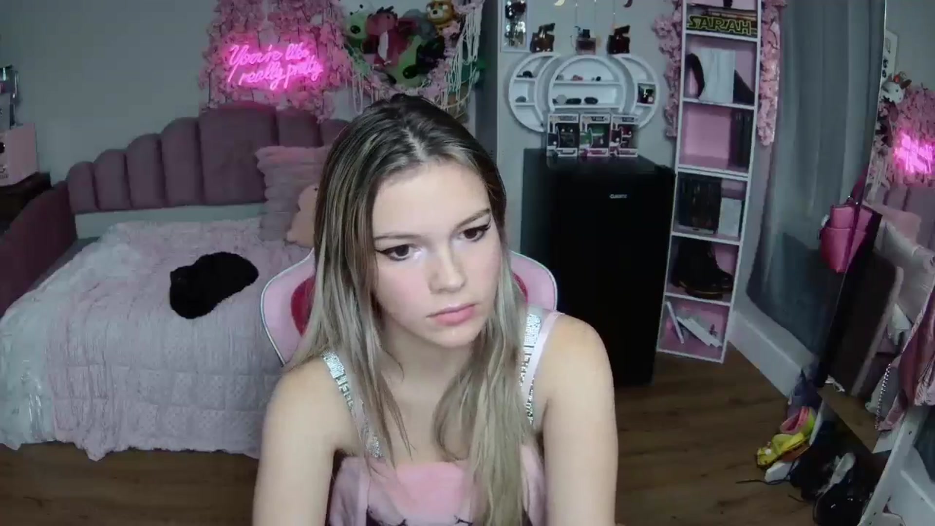 Gallery image thumbnail from Sarahsweets18's myfreecams stream on, 07/02/2024, 19:16 image 15 of 20