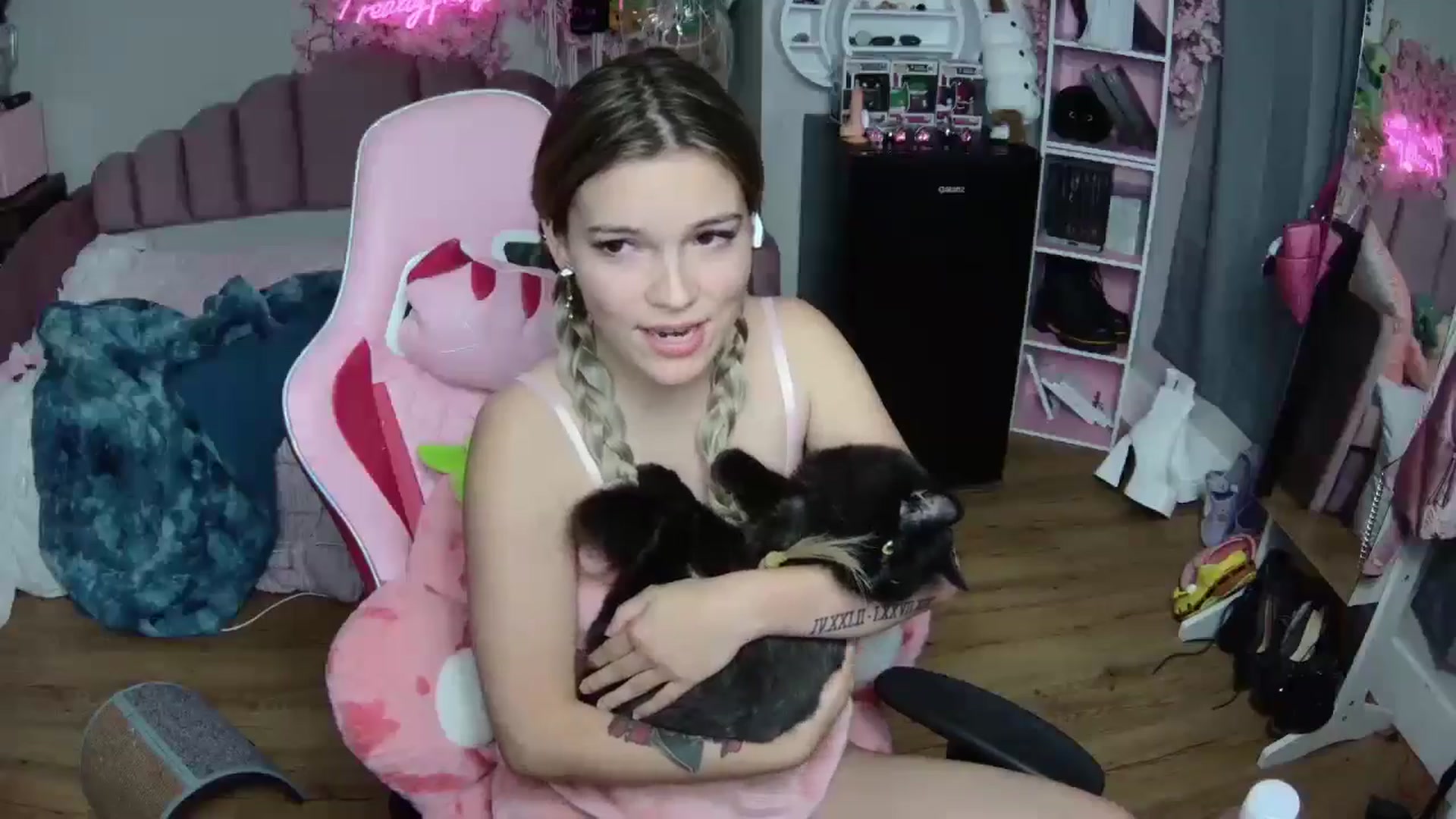 Gallery image thumbnail from Sarahsweets18's myfreecams stream on, 07/12/2024, 07:13 image 11 of 20