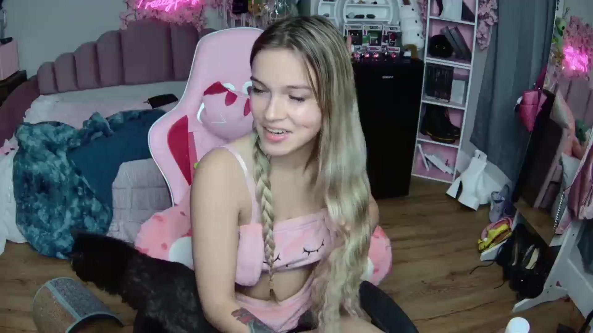 Gallery image thumbnail from Sarahsweets18's myfreecams stream on, 07/12/2024, 07:13 image 9 of 20