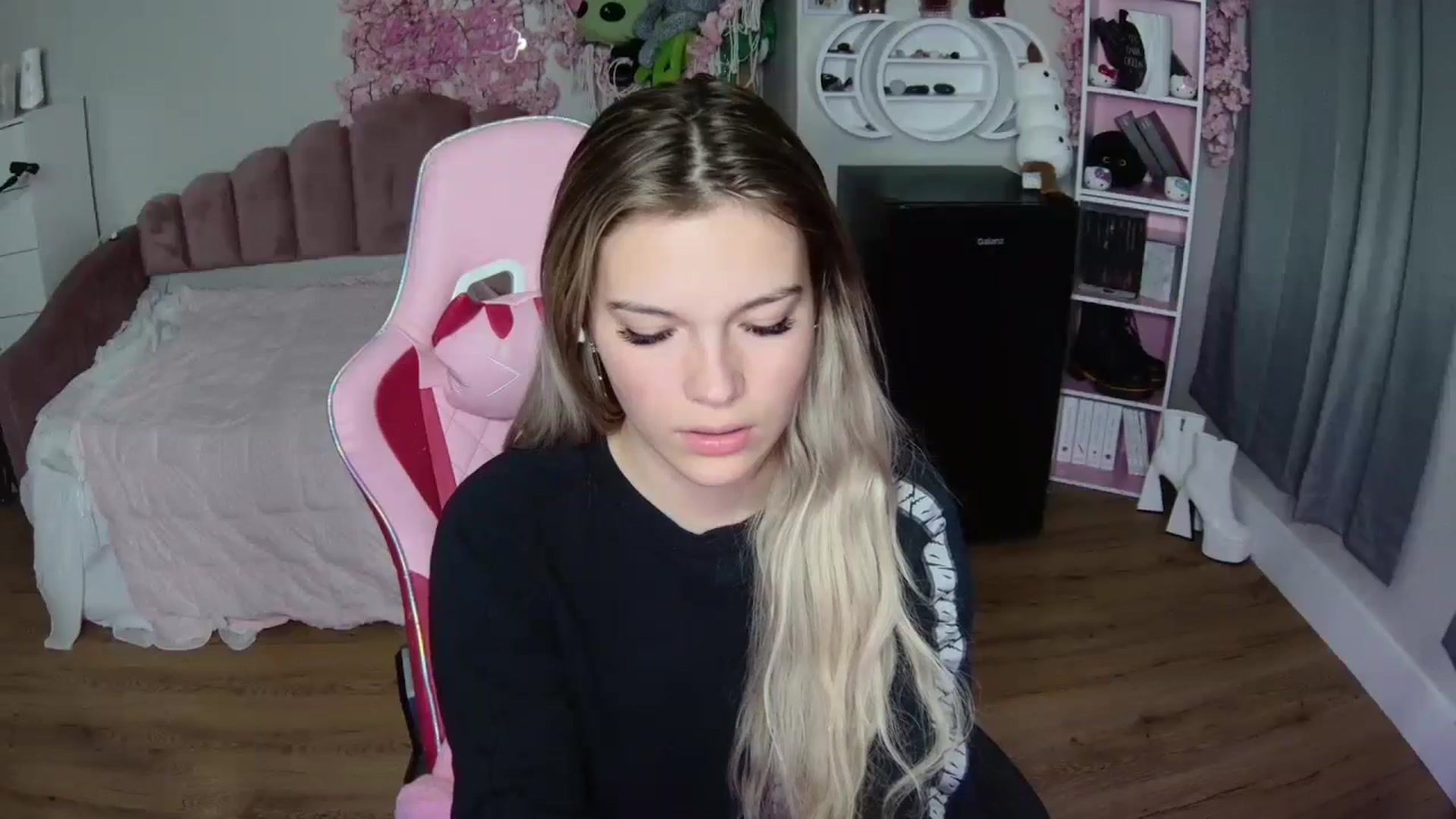 Gallery image thumbnail from Sarahsweets18's myfreecams stream on, 07/17/2024, 03:09 image 3 of 20