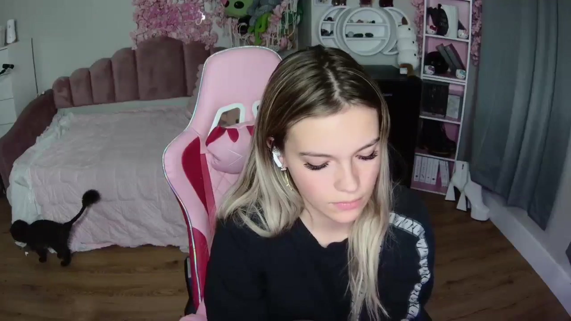 Gallery image thumbnail from Sarahsweets18's myfreecams stream on, 07/17/2024, 03:09 image 20 of 20